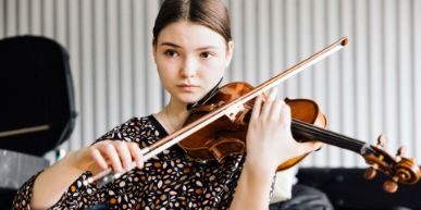 eine junge Frau an der Geige