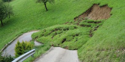 Oberflächliche Erdrutsche treten in der Schweiz relativ häufig auf und können grosse Schäden an Gebäuden und Infrastruktur verursachen.