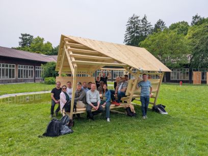 La construction d’un pavillon en bois a permis aux étudiant-e-s du module «Fabrication numé-rique» d’appliquer sans tarder leurs nouvelles connaissances en matière d’outils numériques pour la planification et la fabrication.