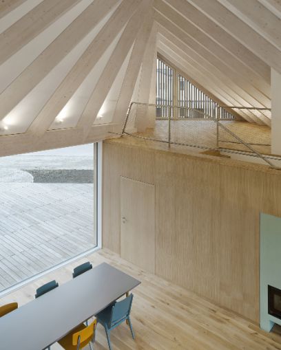 Innenansicht überhoher Wohnraum, angrenzende Gallerie und Dachstuhl Haus Hoorne