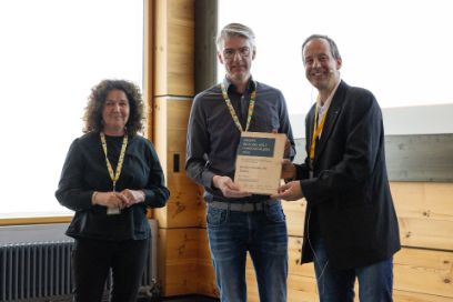 Ursula Keller und Markus Rutz nehmen den AWARD BILDUNG HOLZ 2026 von Gregor Haab entgegen.