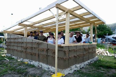 Holz, Lehm und Naturfasern: In der interdisziplinären Special Week bauen Studierende der BFH zusammen mit Oxara AG einen Pavillon aus Gusslehm und Kokosfasern.