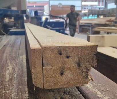 Altholz als Ressource: Im Innosuisse-Projekt «Think Earth» erforscht die BFH zusammen mit Partnern, wie Altholz wiederverwendet werden kann. Bild: Marco Arnold.