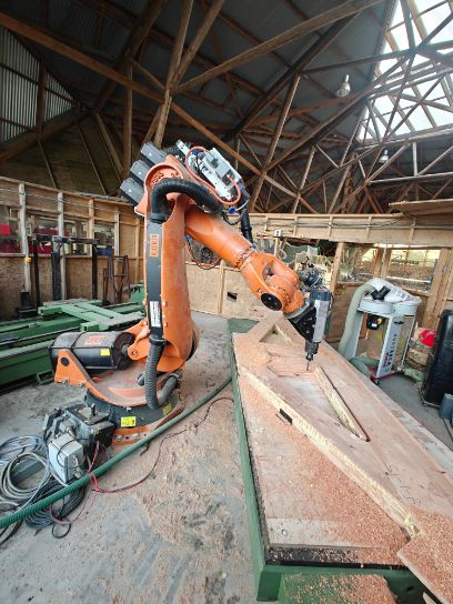 «Latoya», der 6-Achsige Industrie Roboter der den Hooke Park seit Jahren tatkräftig unterstützt. Hier ist er während erster Testläufe der Werkzeugpfade für die Bearbeitung der Glulam Elemente der hybriden Fachwerkträger zusehen.