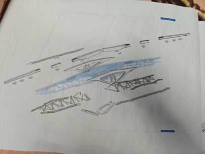 Explosionszeichnung des Trägers. Die Glulam-Elemente sind an den Faserverlauf der Struktur angepasst und werden manuell vor Ort produziert. Die finale Kontur wird mittels Roboter und CNC millimetergenau ausgefräst. Die Streben des Fachwerks werden in Handarbeit aus Rundhölzern aus dem umliegenden Wald hergestellt.