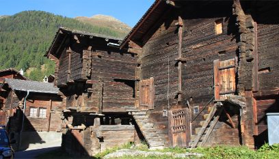Maisons traditionnelles en bois dans le centre du village de Münster, Valais, Suisse