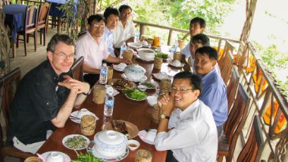 Dominique Guenat mit Kollegen in Laos im Rahmen des SURAFCO-Projekts im Jahr 2008 oder 2009.