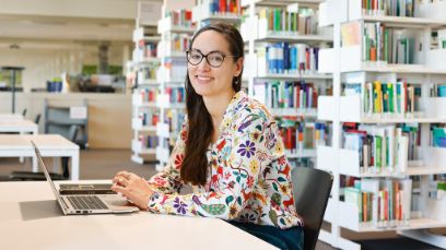 Carole Liechti kam fürs Fotoshooting zurück an die BFH-HAFL. Sie hat gute Erinnerungen an diesen Ort.