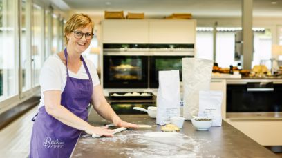 «Franziska Scheidegger en train de cuire du pain.