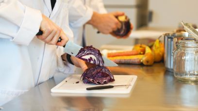 Ein entscheidender erster Schritt: Das Gemüse fein schneiden, damit die Fermentation optimal starten kann.