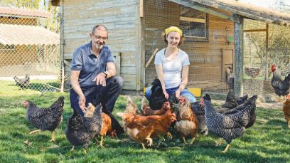 Peter Spring und Christine Kramer umgeben von Hühnern am Aviforum in Zollikofen. (Bild: Reto Baula)