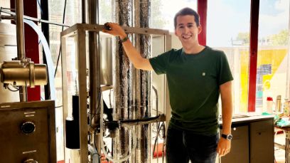 Jean Valentin de Saussure vor seiner CO₂-Rückgewinnungsanlage in einer Brauerei. (Bild: zvg)