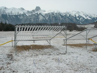 Protections anti-pluie installées de 2016 à 2019 sur une prairie communale sèche d’importance nationale à Thoune après de légères chutes de neige début mars (photo : Andreas Stampfli, Haute école spécialisée bernoise).