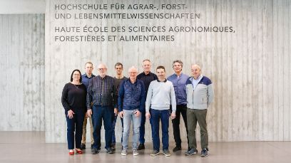 von Links nach rechts: Silke Fieseler-Hein, Mathias Hunziker (Gemüseproduzenten Vereinigung des Kantons Zürich und angrenzender Gebiete), Markus Lüscher (Berner Bauern Verband), Rainer Messmer (Kanton Thurgau, Arenenberg), Stéphane Teuscher (Prométerre), André Chassot (Grangeneuve), Christian Gugger (Vertreter der Sondenbesitzer), Andreas Keiser (BFH-HAFL, Präsident Verwaltungsrat), Markus Aebi (Schweizer Agrarmedien). (Bild: Reto Baula)