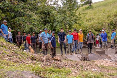 Nicaragua, Rancho Grande, Carpas 2: Ludovic Schorno and farmers from a community during a tree planting action around the village's water source. ©Otto Zeledon