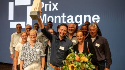 René Schönbächler mit Team nimmt im September 2025 den Prix Montagne entgegen (Foto: Max Hugelshofer, Schweizer Berghilfe) 