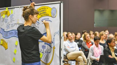 Mägi Brändle setzte die Inhalte des Agrarpolitik Forums 2025 gekonnt zu einem Gesamtkunstwerk um. Foto: Reto Baula