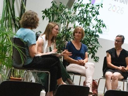 Trois agricultrices suisses racontent leur expérience en tant que femmes dans le secteur agricole : Sandra Contzen (animatrice) ; Nicole Ramsebner, Catherine Meister Schwager et Käthi Bäriswyl (de gauche à droite). (Photos: Samuele Martinoli)