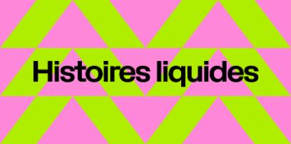 des triangles roses, tournés tantôt vers le haut, tantôt vers le bas, et des bandes jaune vif / vert vif qui les encadrent. Au centre, on peut lire «Histoires liquides»