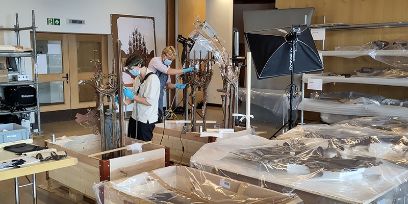 Studierende an der Restaurierung