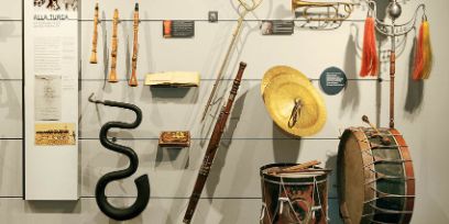 Verschiedene Instrumente im Klingendem Museum in Bern. Unten Links ist das Serpent.