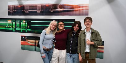 Gruppenaufnahme der vier Gewinner*innen 