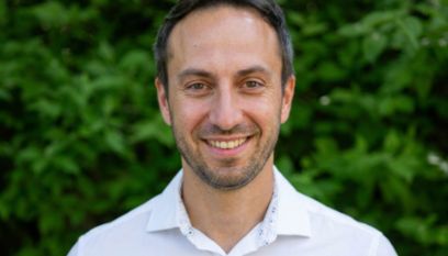 Portrait von Andreas Dendorfer vor Bäumen