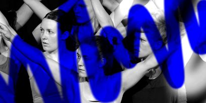 Schwarzweissfotografie von Frauen in Bewegung, überlagert von einer blauen Schlangenlinie.