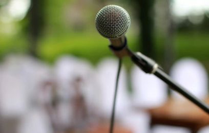 Grossaufnahme eines Mikrophons mit verschwommenem Hintergrund.