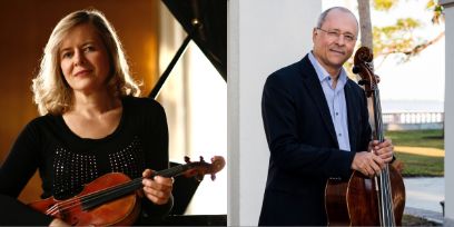 Links steht Monika Urbaniak mit der Violine in den Händen vor einem geöffneten Flügel. Antonino Meneses steht rechts im Freien und hält das Cello.