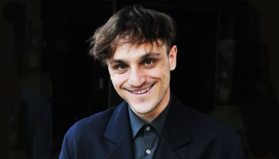 Braunhaarige Frau und grauhaariger Mann lächeln in die Kamera