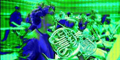 Ein Orchester, im Vordergrund ein Hornist und eine Hornistin mit gelben und blauen Farbtönen überlagert.