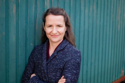 Antoinette Rychner vor grünem Hintergrund