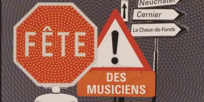 Verkehrstafeln vor grauem Hintergrund