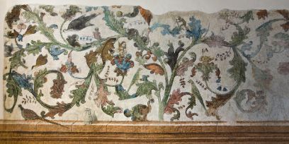 Wandmalerei Pflanzen, Tiere und Figuren auf weissem Hintergrund