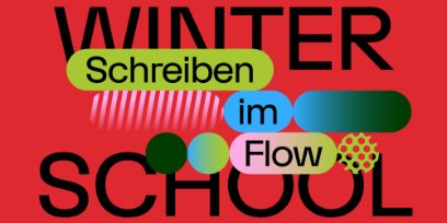 In schwarzer Schrift steht vor dunkelrotem Hintergrund «Winter School». In Pillen mit verschiedenen Blau-, Grün- und Rottönen steht in schwarzer Schrift «Schreiben im Flow».