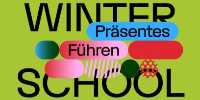 In schwarzer Schrift steht vor grünem Hintergrund «Winter School». In Pillen mit verschiedenen Rottönen steht in schwarzer Schrift «Präsentes Führen».