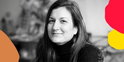 Schwarzweissfoto einer Frau mit langen Haaren, die in die Kamera schaut. Das Foto ist überlagert von einer grünen Fläche in der linken unteren Ecke sowie einer roten und gelben Fläche in der rechten oberen Ecke.