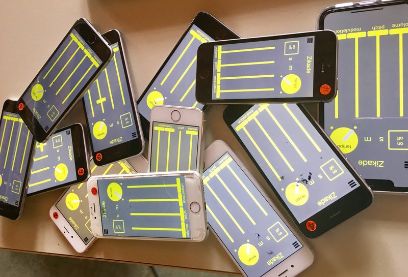 Verschiedene übereinanderliegende Smartphones und Tablets zeigen alle das gleiche Programm.