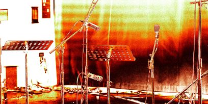 Symbolic image for the ‘Different Cities’ event in various shades of yellow and red, as well as white