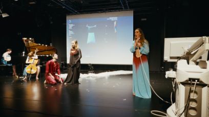 Foto mit Blick auf eine Bühne mit Musiker*innen 