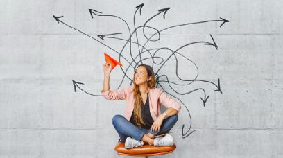 Richtung; Pfeil; Papierflieger; Person mit Papierflieger