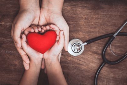 Rotes Herz Auf Frau Und Kind Hände Und Mit Stethoskop Des Arztes Auf Hölzernen Hintergrund