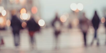 Verschwommen aufgenommene Menschen auf einer Strasse