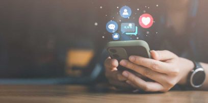 Hände mit Mobile und Emojies