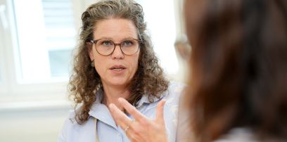 Eine Frau mit Brille im Gespräch