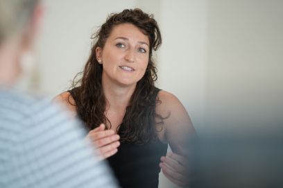 Lara Zambaldi spricht und gestikuliert.