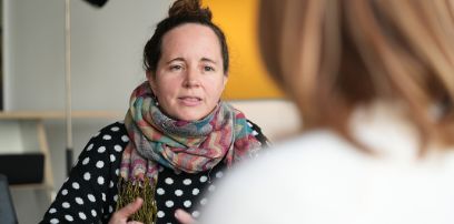 Regula Fahrländer arbeitet seit 2023 bei der Stiftung Beratungsstelle Opferhilfe Bern. Sie studierte Internationale Beziehungen in Genf und Soziale Arbeit in Bern.