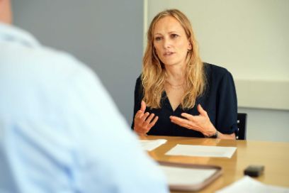 Chantal Hebeisen ist Projektleiterin der IV-Stelle Kanton Bern im Bereich «Beratung und Begleitung». Sie verantwortet den Aufbau neuer Angebote für Jugendliche und junge Erwachsene mit Fokus auf psychische und neuropsychologische Gesundheit.