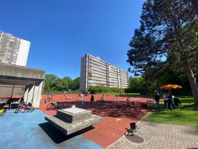 Blick auf den Hartplatz, der sich mit Kindern gefüllt hat.
